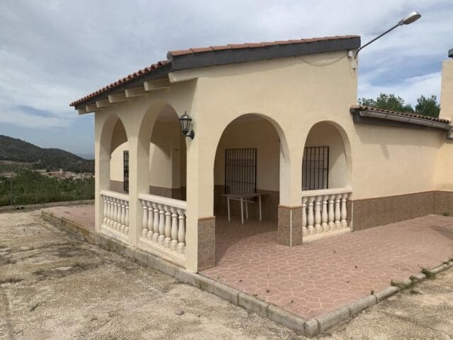 4 bedroom Villa for sale in Pinoso - € 179,900 (Ref: 8703796)