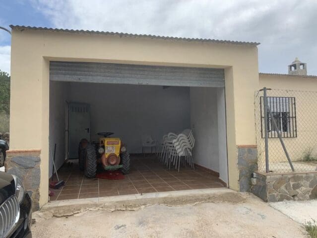 4 bedroom Villa for sale in Pinoso - € 179,900 (Ref: 8703796)