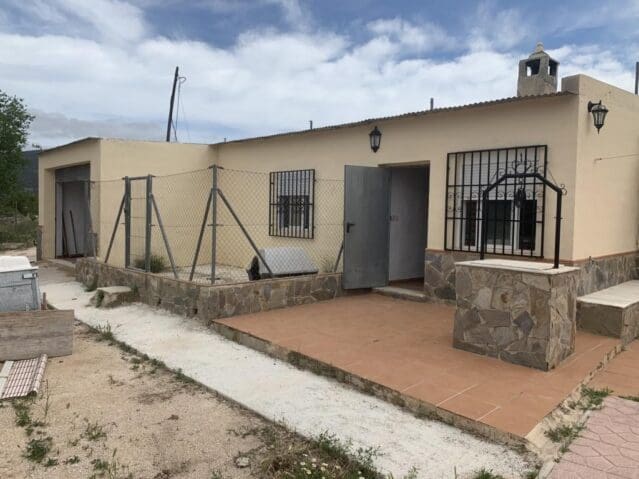 4 bedroom Villa for sale in Pinoso - € 179,900 (Ref: 8703796)