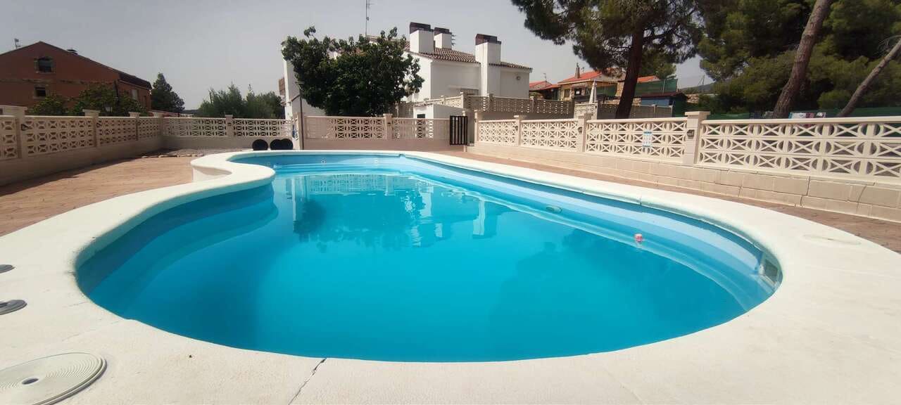 9 bedroom Commercial for sale in Ayora with pool - € 620,000 (Ref: 8703879)