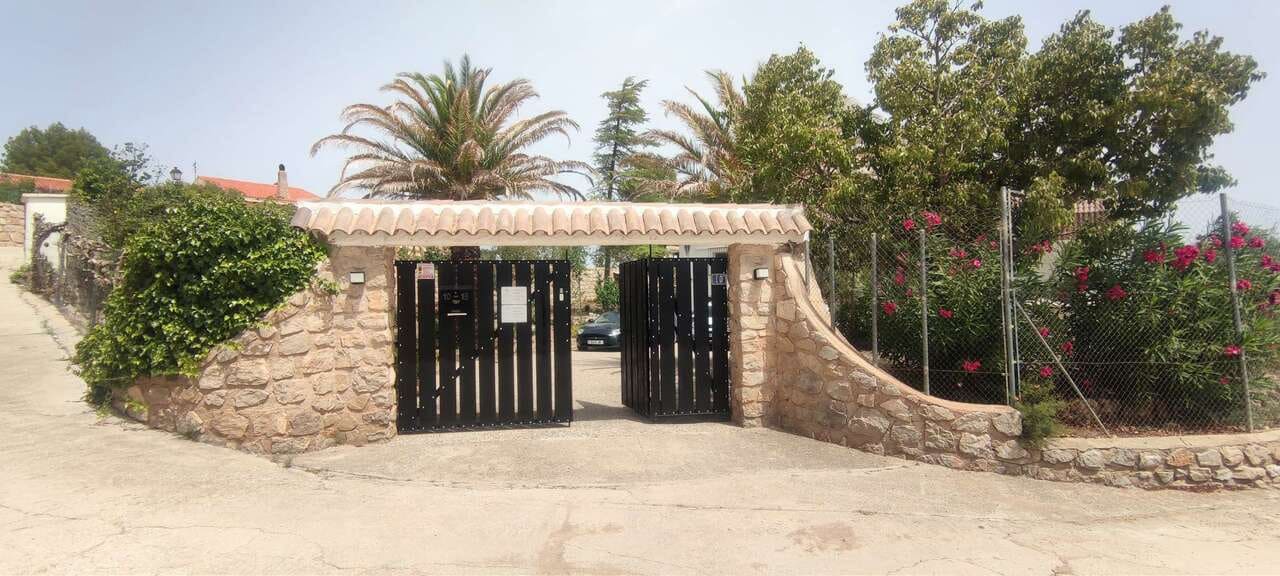 9 bedroom Commercial for sale in Ayora with pool - € 620,000 (Ref: 8703879)