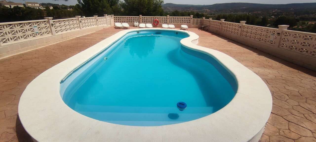 9 bedroom Commercial for sale in Ayora with pool - € 620,000 (Ref: 8703879)