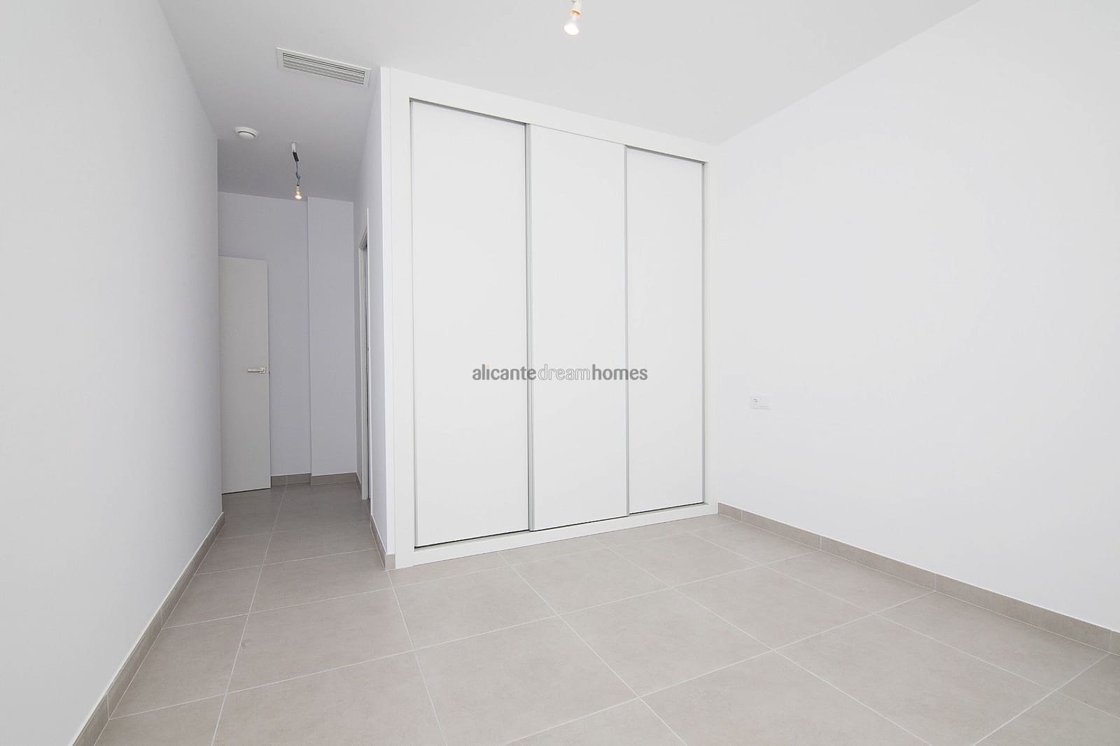 3 bedroom Villa for sale in Polop with pool garage - € 535,000 (Ref: 8820491)