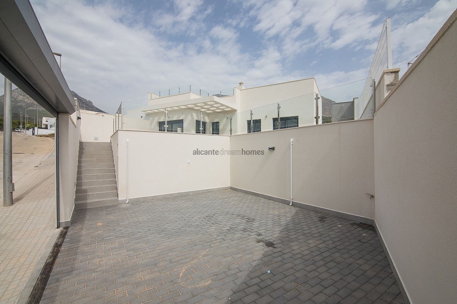 3 bedroom Villa for sale in Polop with pool garage - € 535,000 (Ref: 8820491)