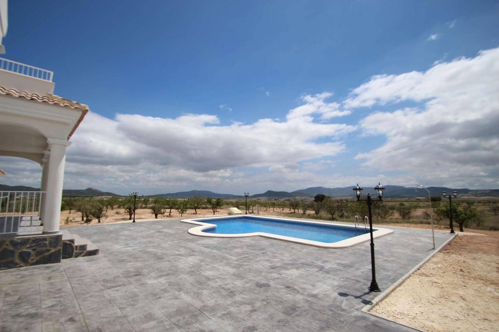 Chalet de 4 habitaciones en Pinoso en venta con piscina garaje - 375.000 € (Ref: 8844054)