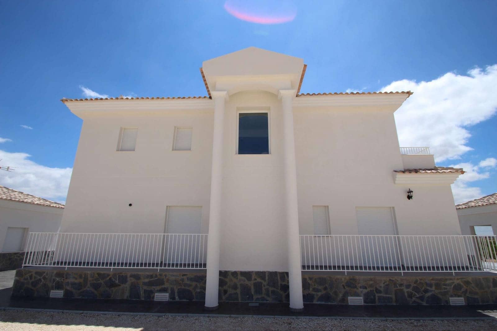 Chalet de 4 habitaciones en Pinoso en venta con piscina garaje - 375.000 € (Ref: 8844054)