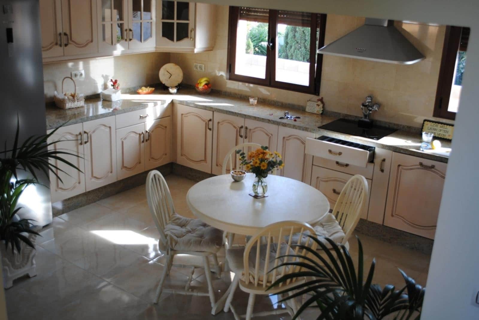 Chalet de 4 habitaciones en Pinoso en venta con piscina garaje - 375.000 € (Ref: 8844054)