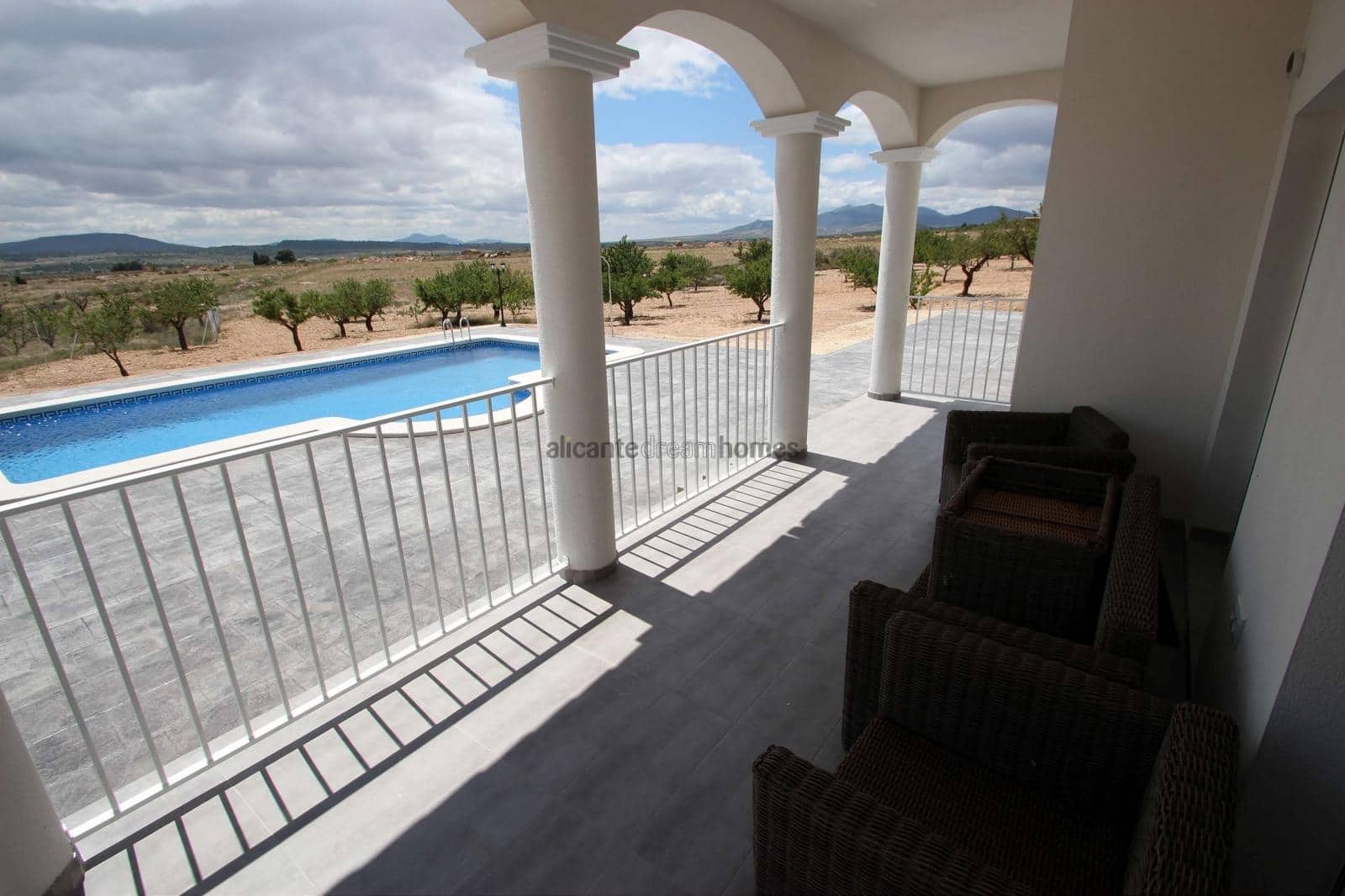 4 Zimmer Villa zu verkaufen in Pinoso mit Pool Garage - 375.000 € (Ref: 8844054)