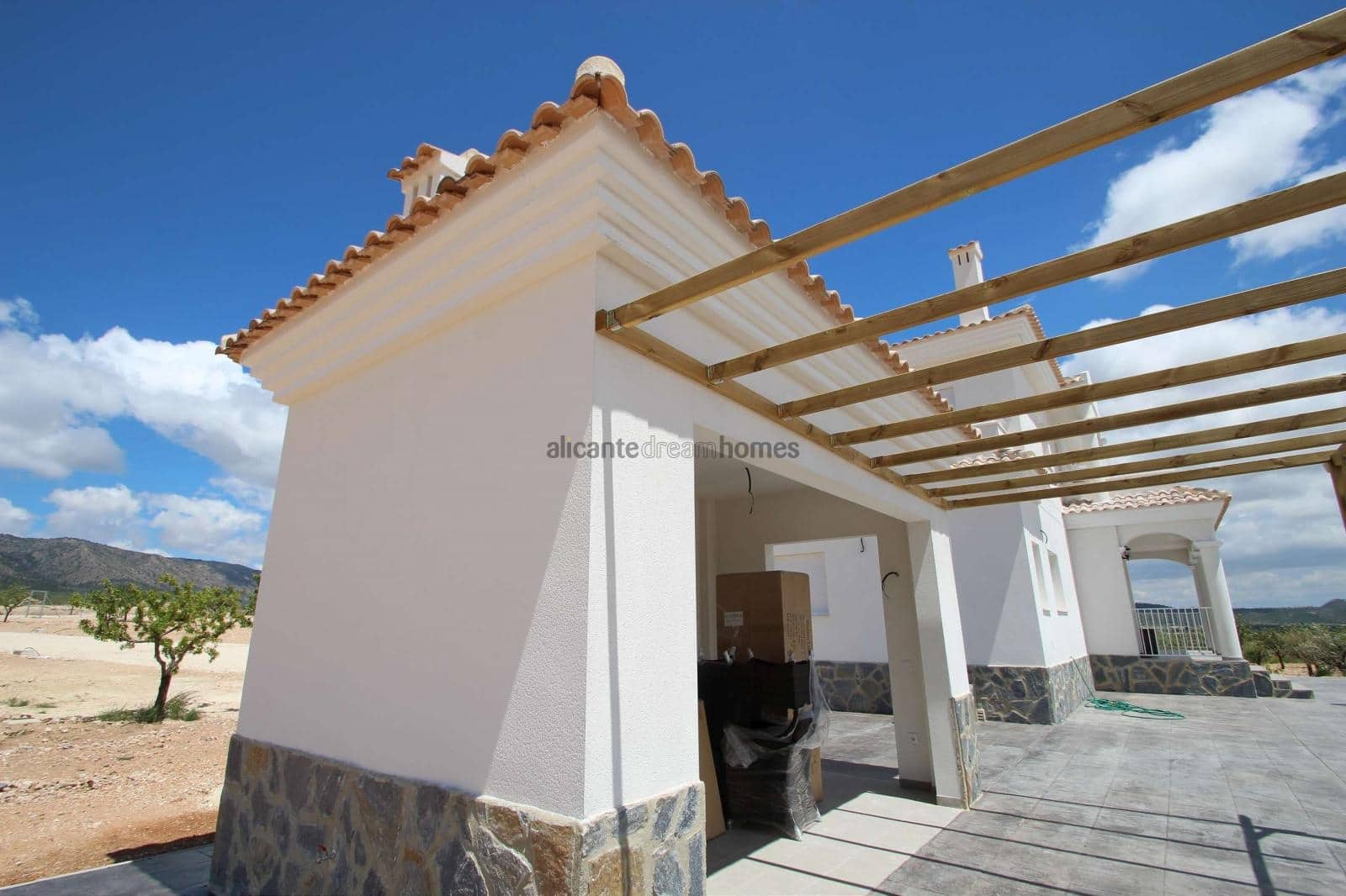 4 Zimmer Villa zu verkaufen in Pinoso mit Pool Garage - 375.000 € (Ref: 8844054)