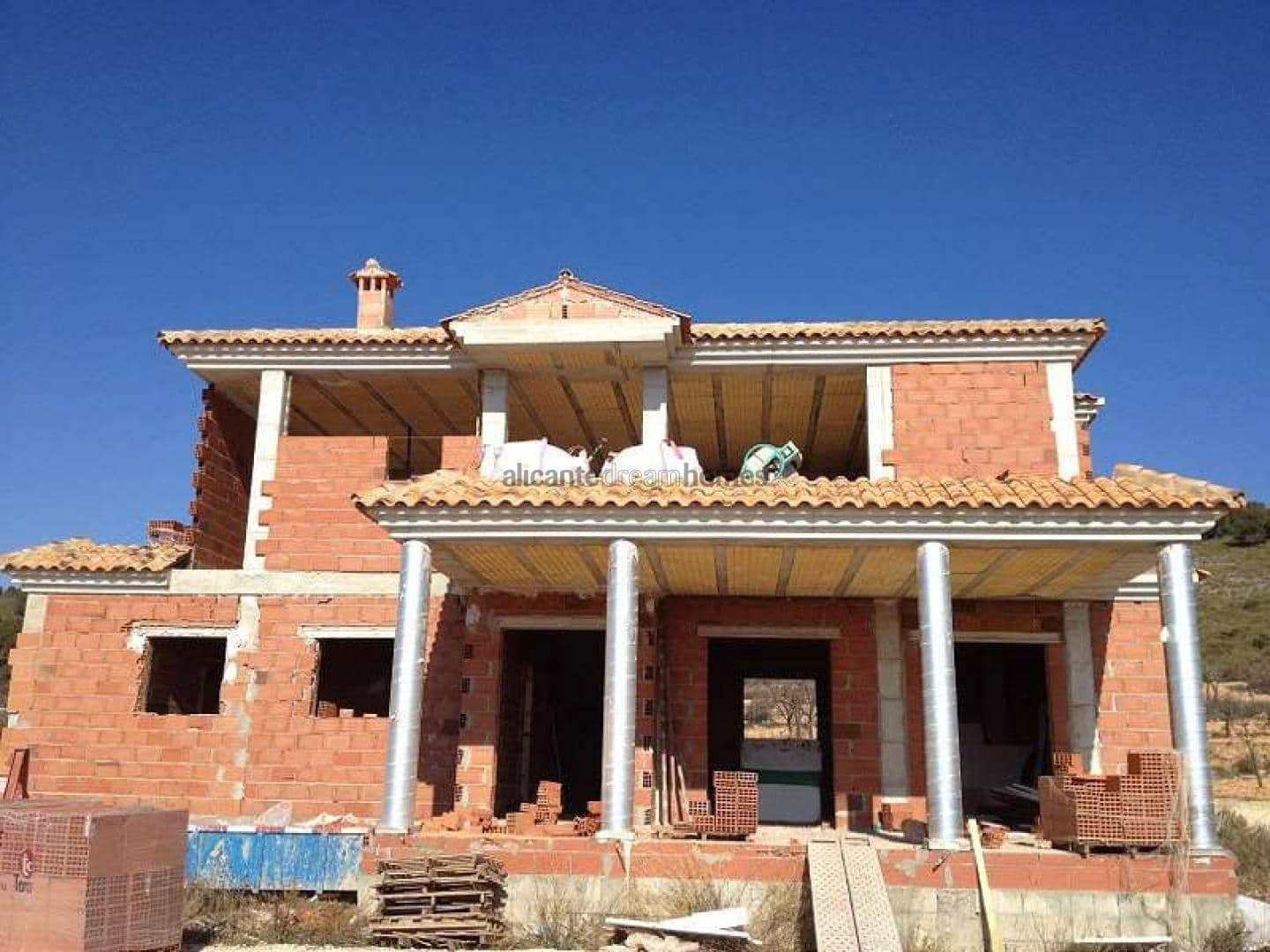 4 Zimmer Villa zu verkaufen in Pinoso mit Pool Garage - 375.000 € (Ref: 8844054)