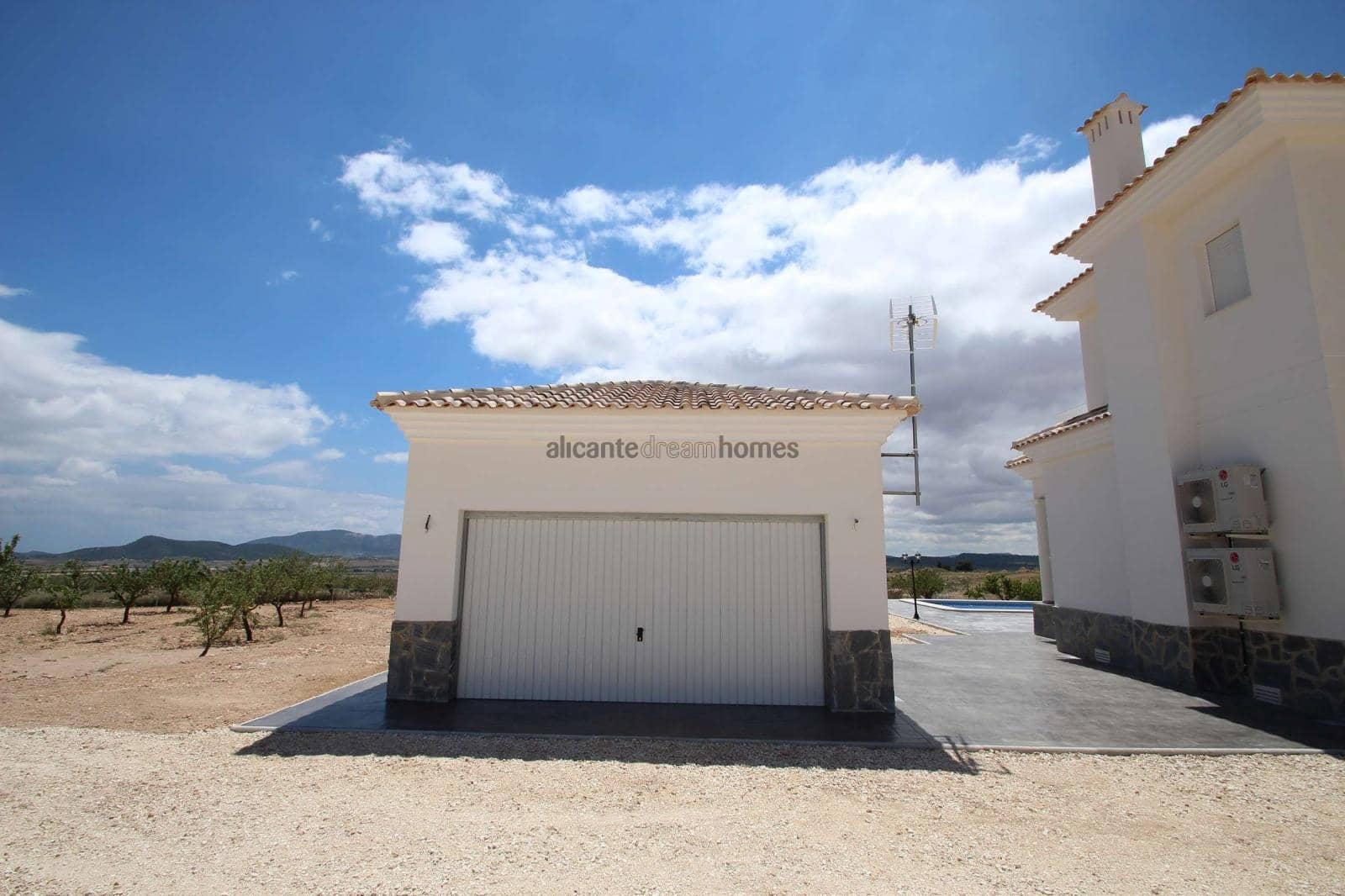 4 Zimmer Villa zu verkaufen in Pinoso mit Pool Garage - 375.000 € (Ref: 8844054)