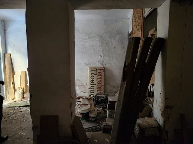 Hus til salgs i Villena med garasje - € 59 500 (Ref: 8864739)