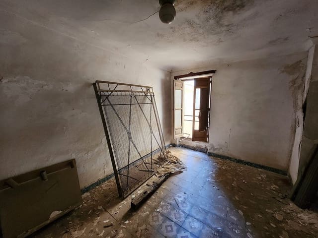 Hus til salgs i Villena med garasje - € 59 500 (Ref: 8864739)