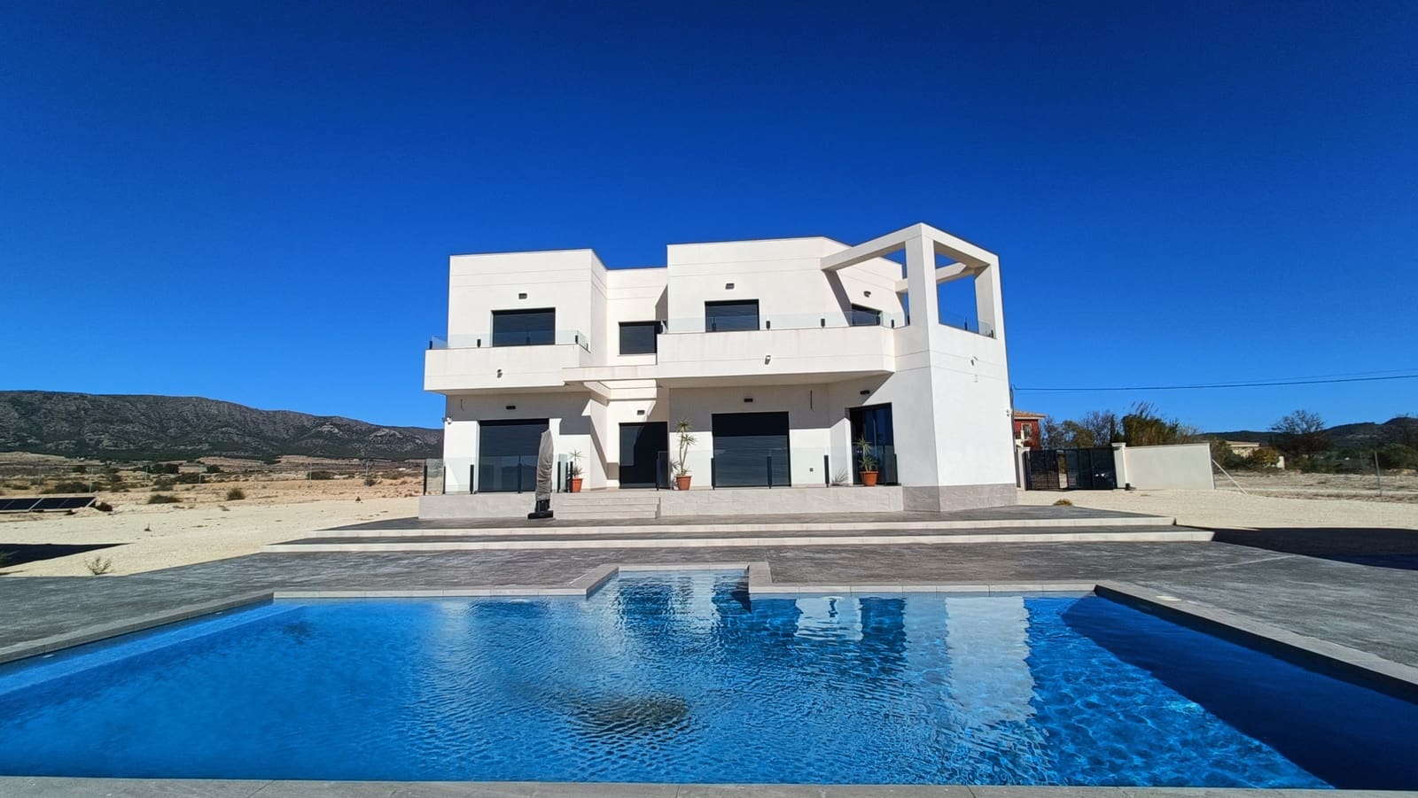 6 bedroom Villa for sale in Pinoso - € 489,000 (Ref: 8910326)