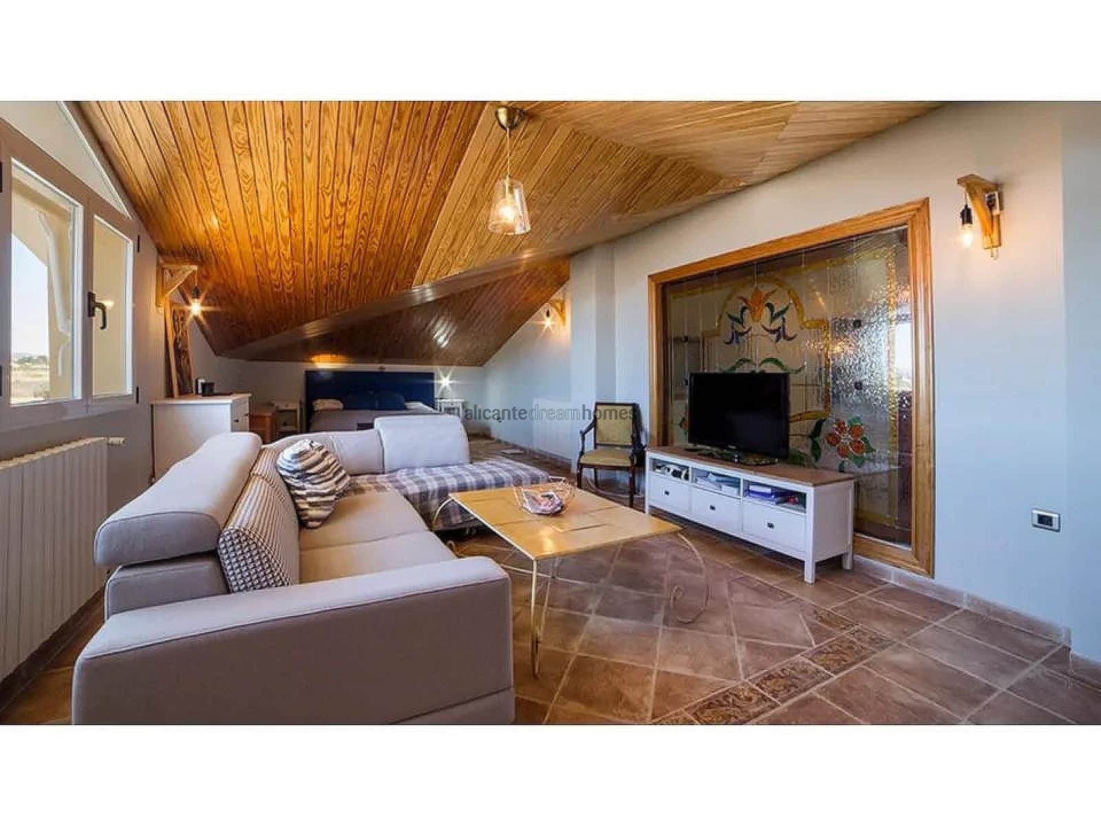 6 bedroom Villa for sale in Yecla with pool garage - € 600,000 (Ref: 8917159)