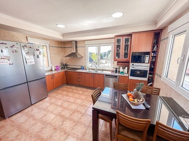 4 bedroom Villa for sale in Yecla with pool - € 359,995 (Ref: 8923135)