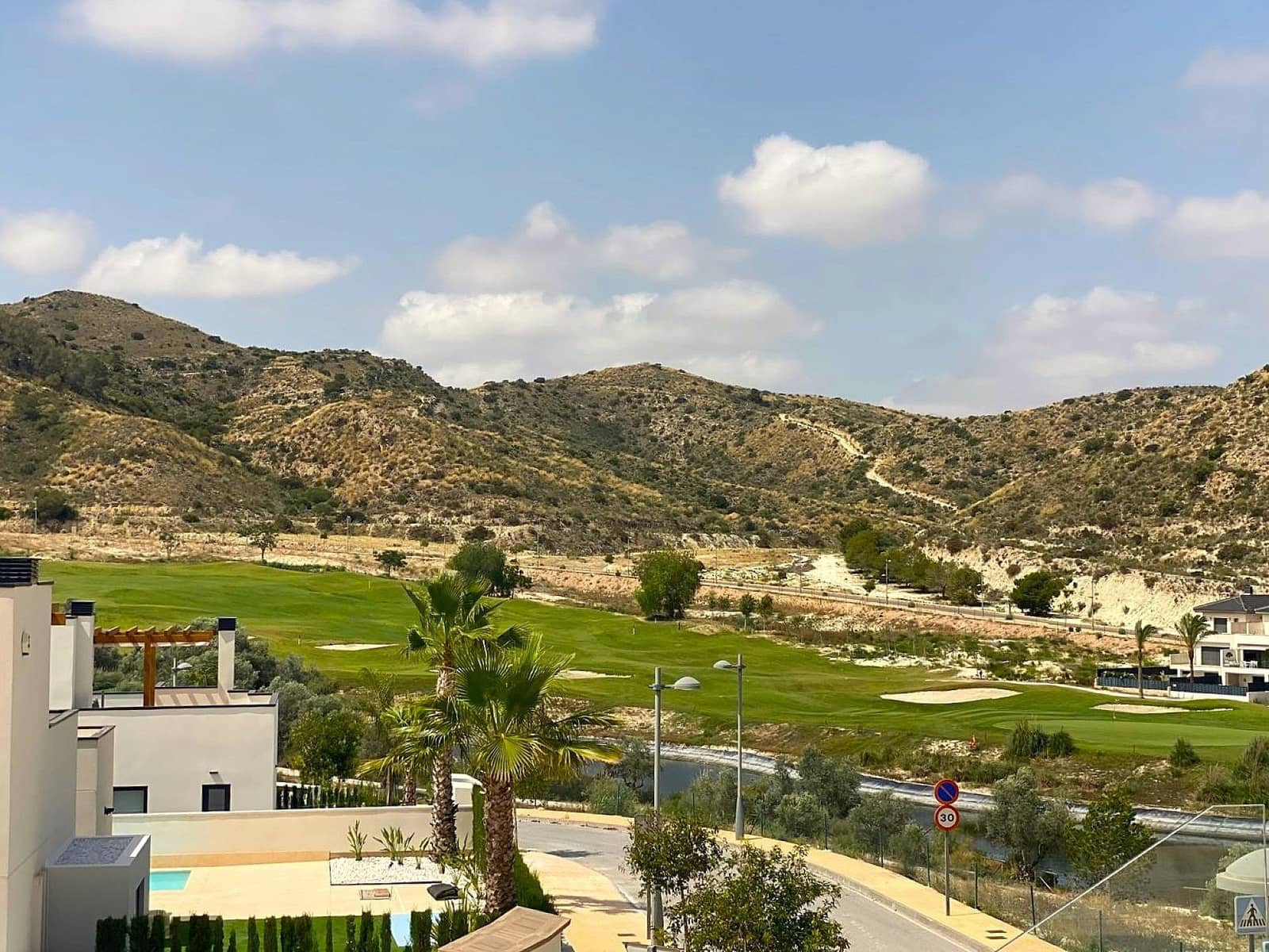 2 soveværelse Villa til salg i Monforte del Cid med swimmingpool garage - € 340.000 (Ref: 9058215)