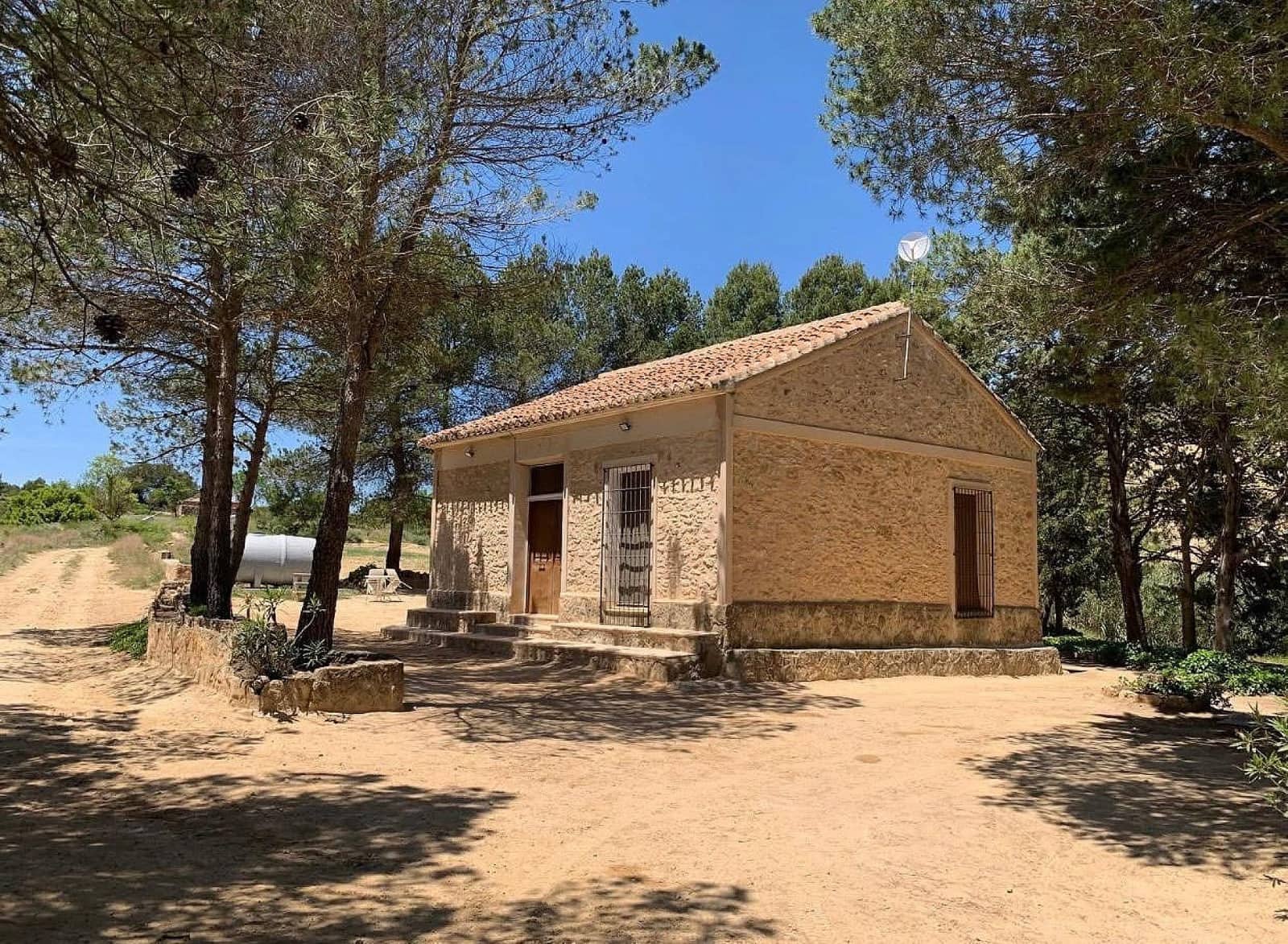 4 soveværelse Finca/Landehus til salg i Almansa med swimmingpool - € 239.000 (Ref: 9061511)