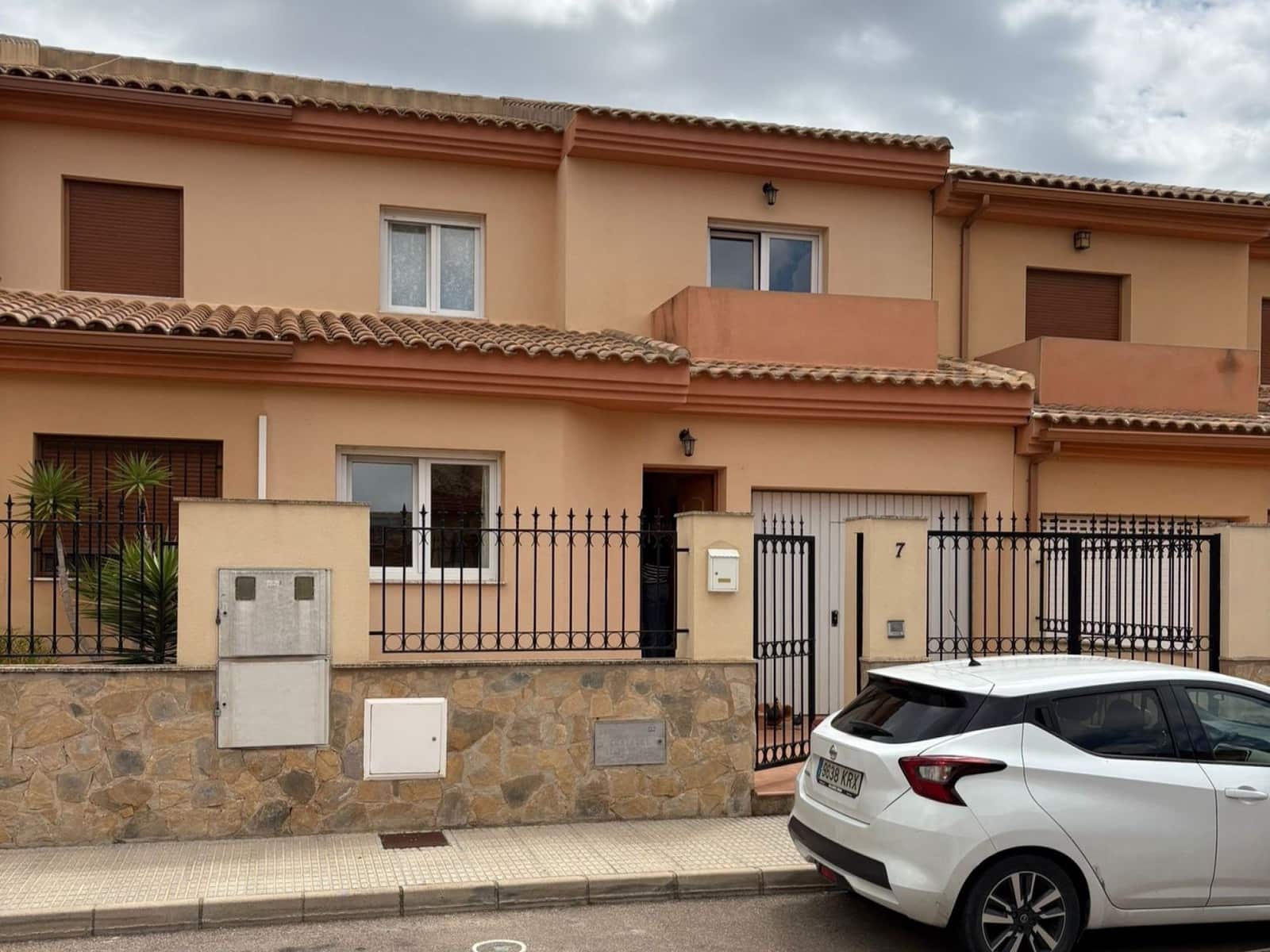 4 bedroom Townhouse for sale in Pinoso with garage - € 175,000 (Ref: 9062700)