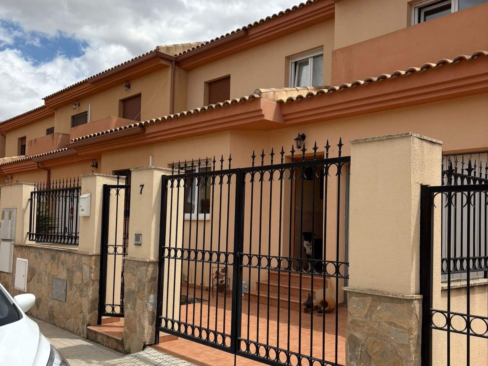4 bedroom Townhouse for sale in Pinoso with garage - € 175,000 (Ref: 9062700)