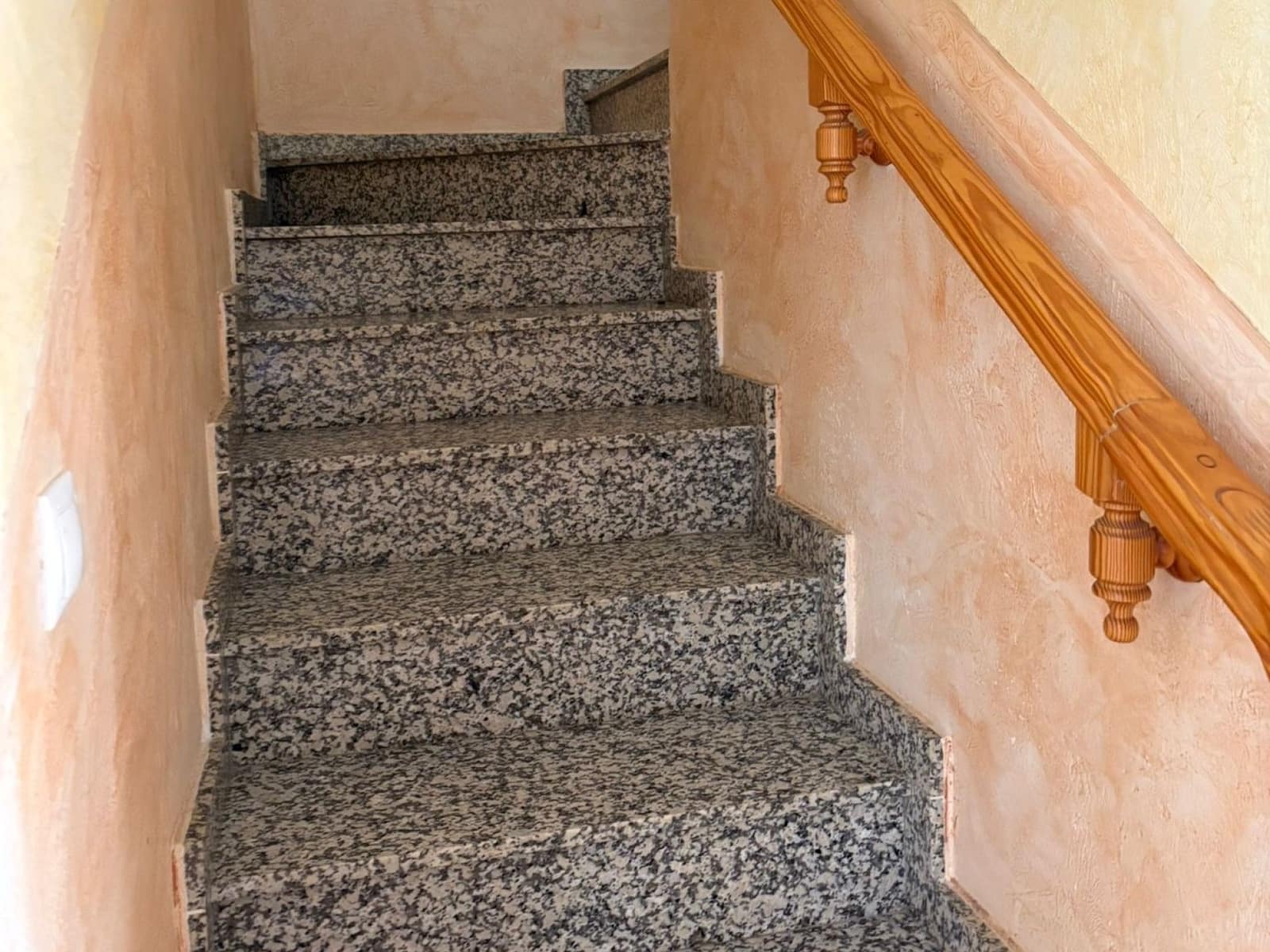 4 bedroom Townhouse for sale in Pinoso with garage - € 175,000 (Ref: 9062700)