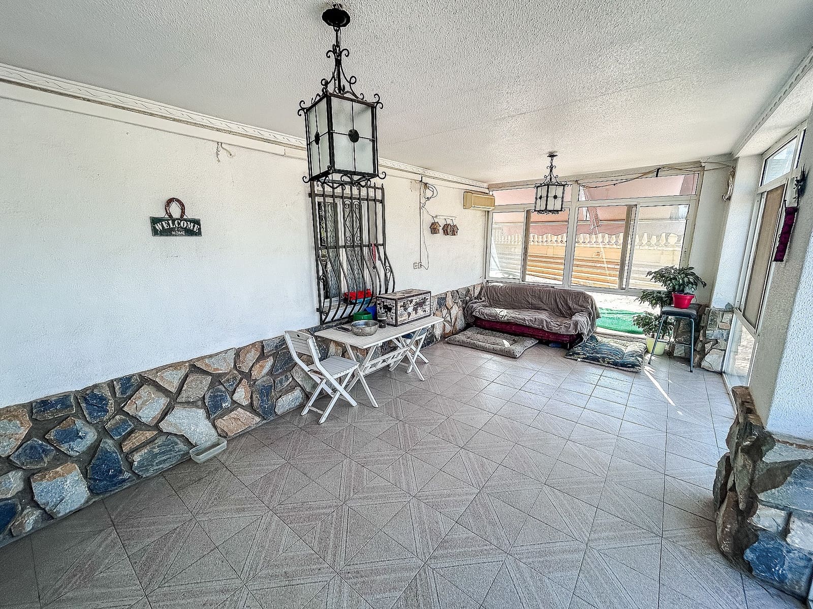 4 sypialnia Finka/Dom wiejski na sprzedaż w Sax z basenem garażem - 227 000 € (Ref: 9101514)