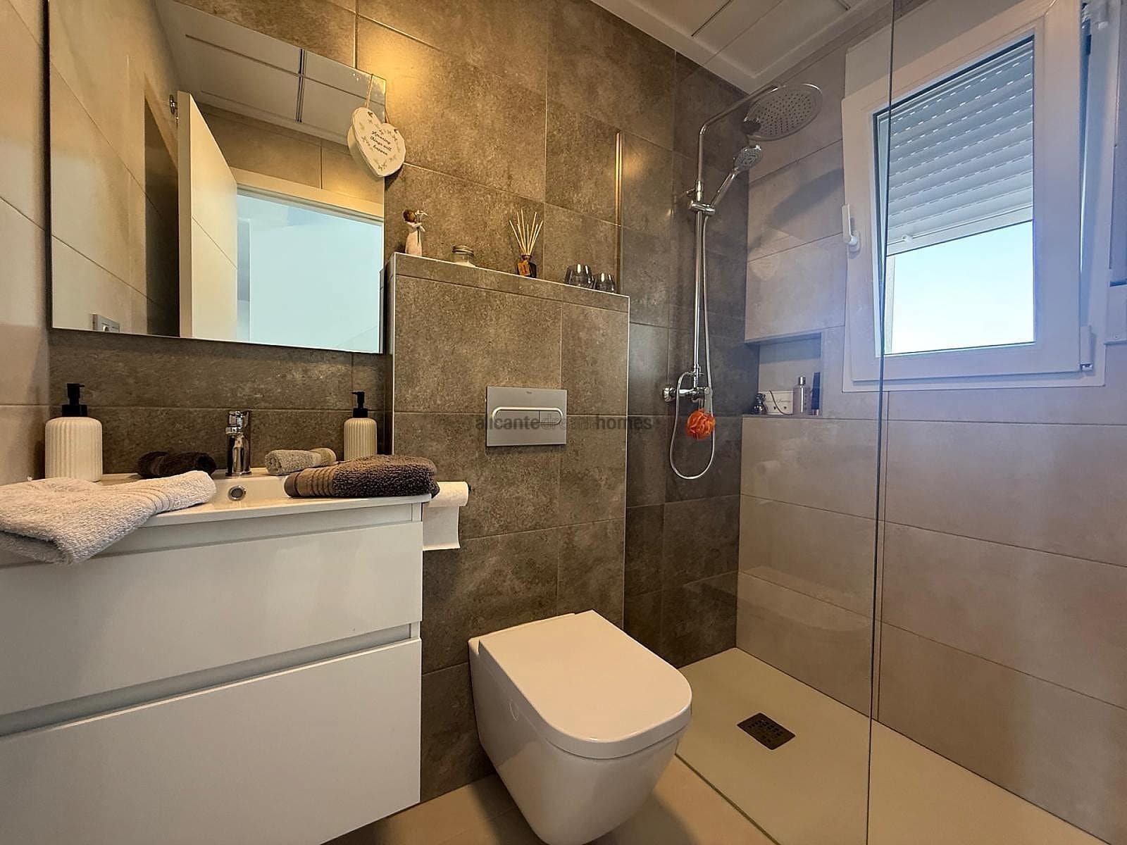 Chalet de 3 habitaciones en Pinoso en venta con piscina - 375.000 € (Ref: 9131355)