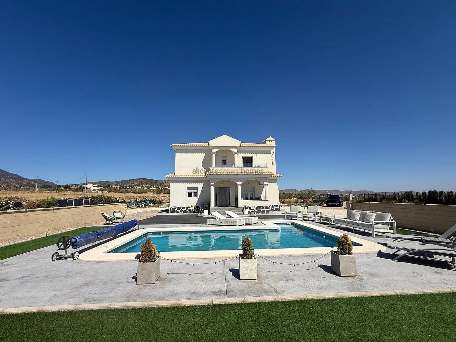 Chalet de 3 habitaciones en Pinoso en venta con piscina - 375.000 € (Ref: 9131355)