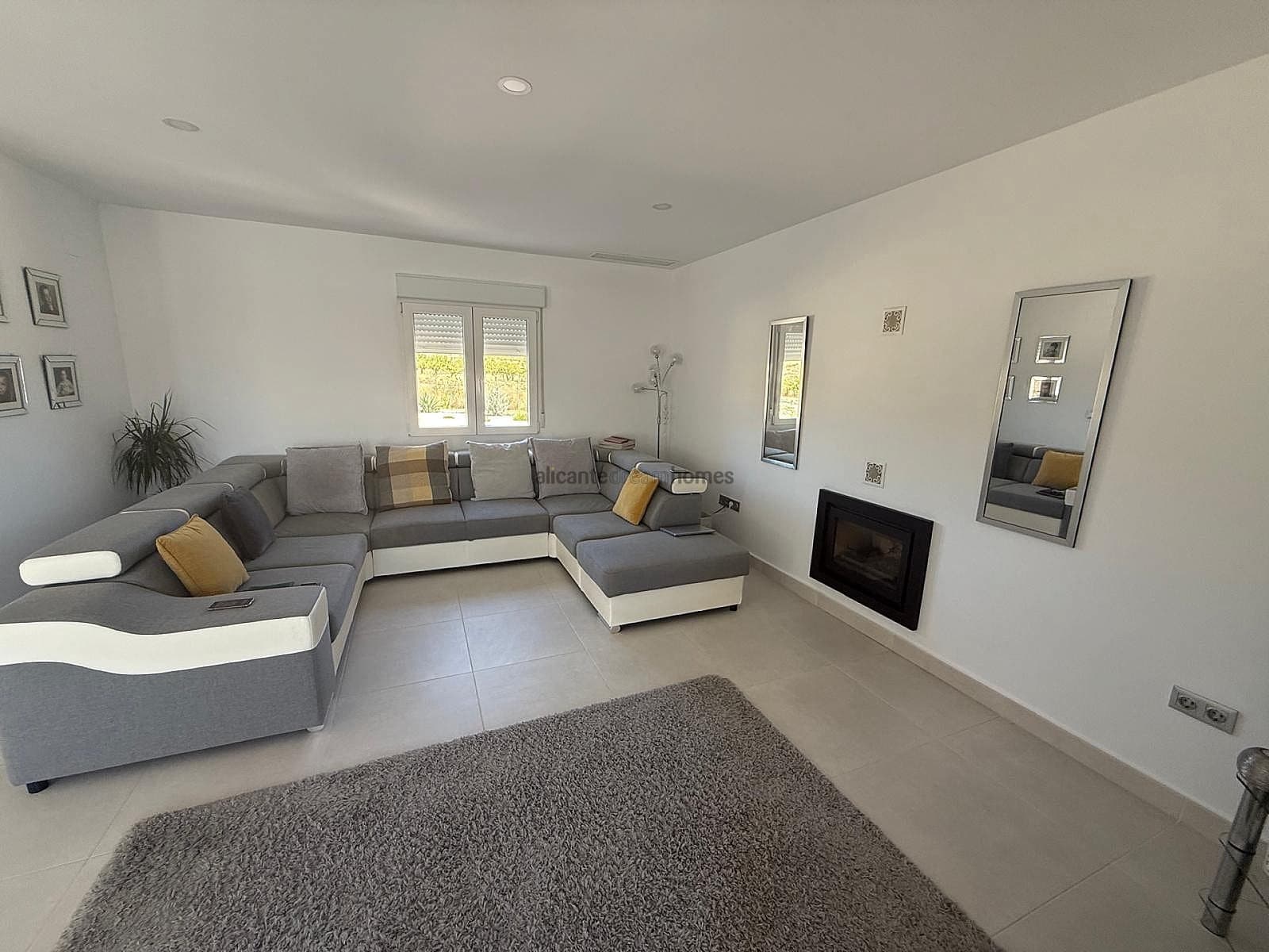 Chalet de 3 habitaciones en Pinoso en venta con piscina - 375.000 € (Ref: 9131355)