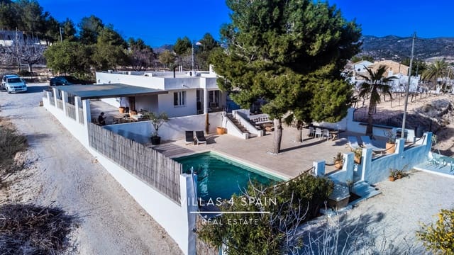 8 bedroom Villa for sale in La Romana with pool - € 789,000 (Ref: 9132183)