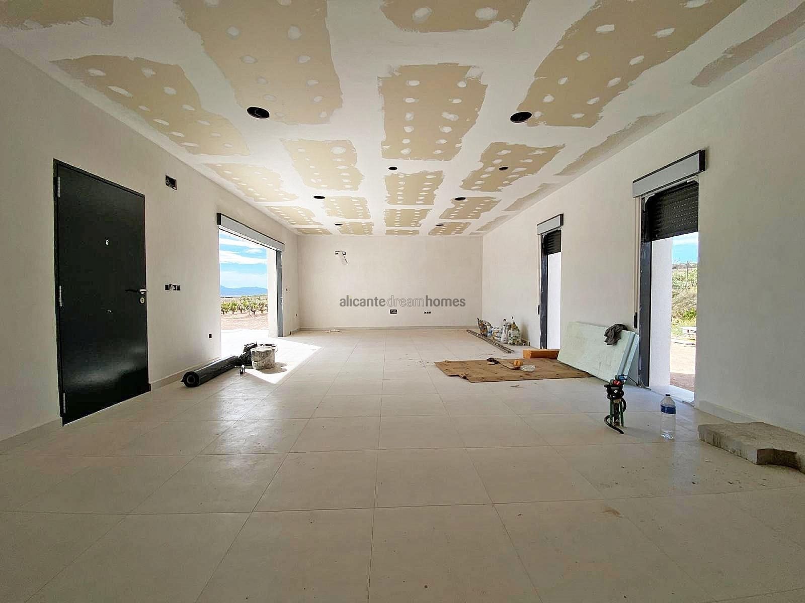 Chalet de 3 habitaciones en Pinoso en venta con piscina - 325.000 € (Ref: 9143373)