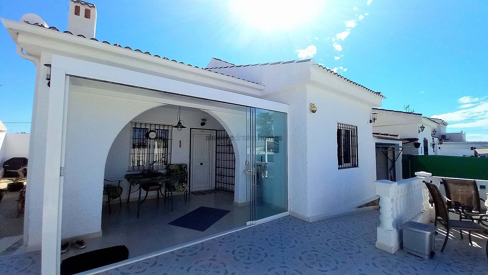 3 sypialnia Willa na sprzedaż w Torrevieja z basenem garażem - 339 000 € (Ref: 9145789)