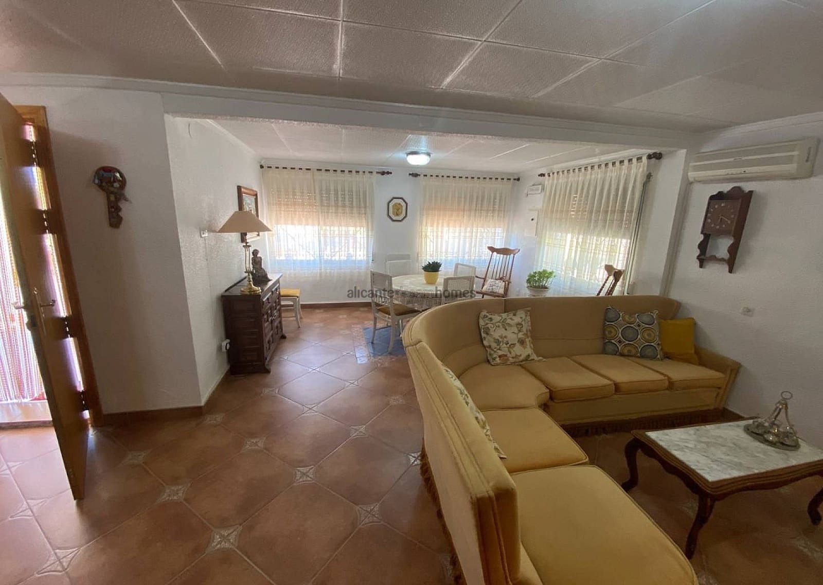 5 bedroom Villa for sale in Sax with pool garage - € 299,995 (Ref: 9191383)