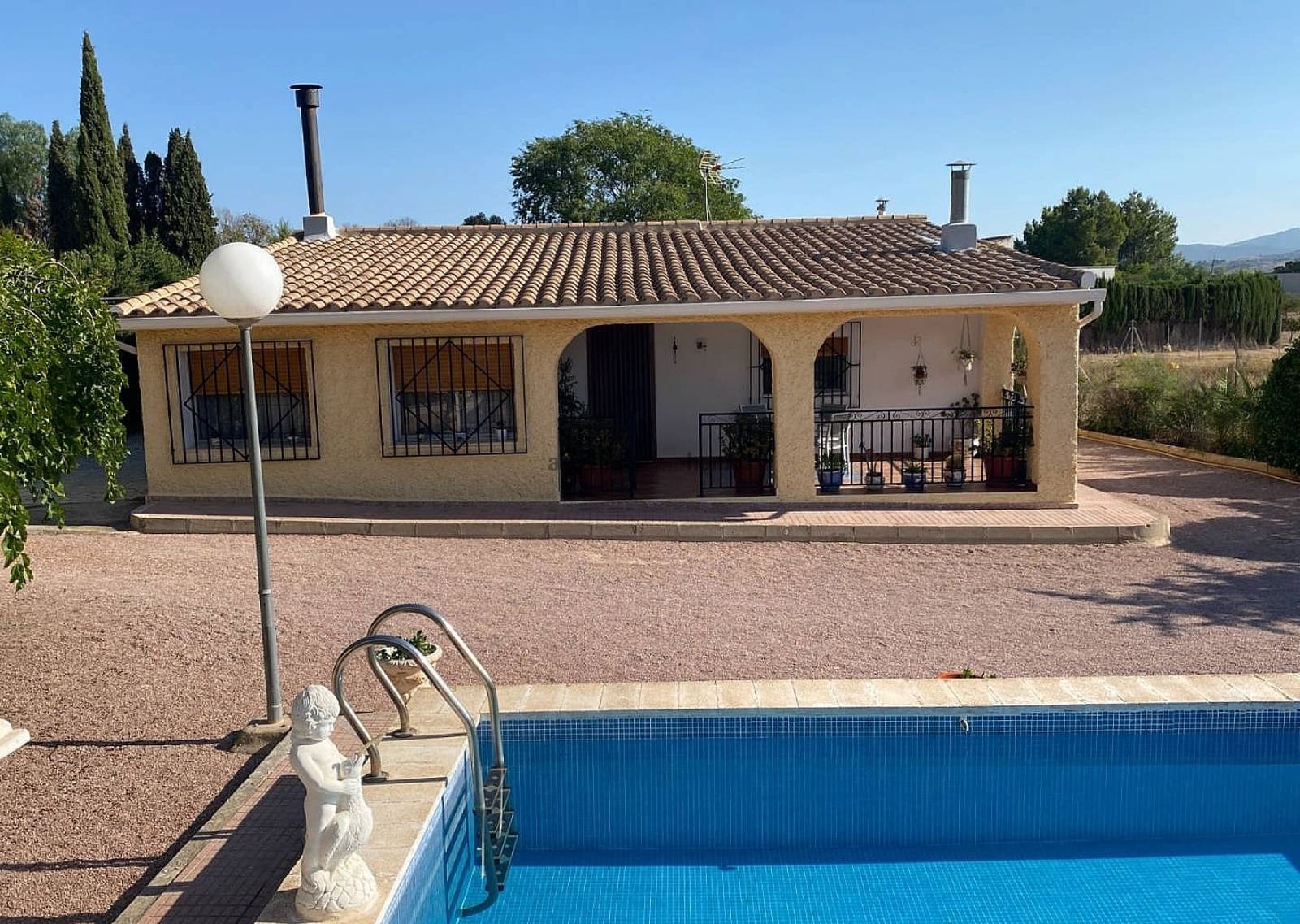 5 bedroom Villa for sale in Sax with pool garage - € 299,995 (Ref: 9191383)
