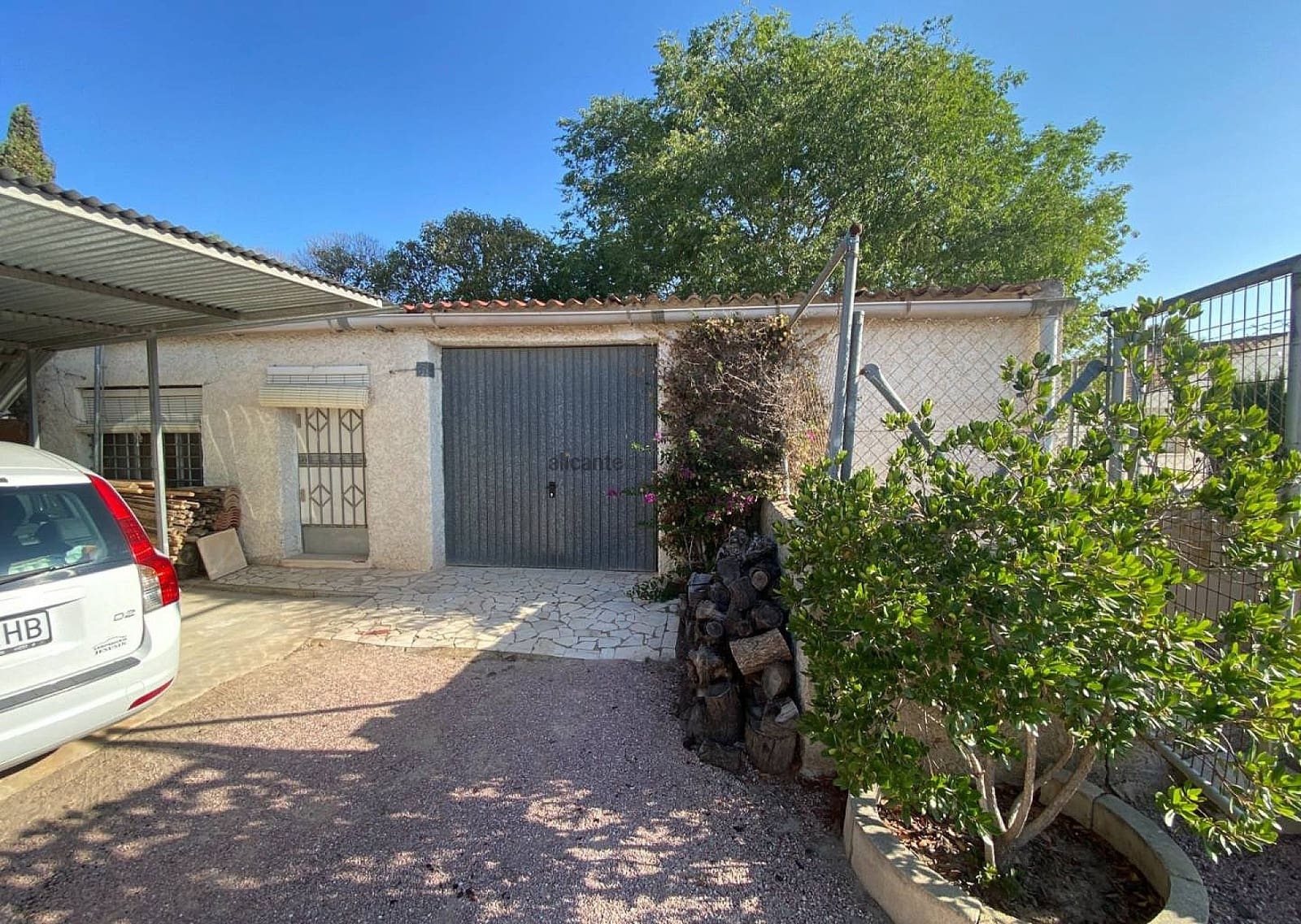 5 bedroom Villa for sale in Sax with pool garage - € 299,995 (Ref: 9191383)