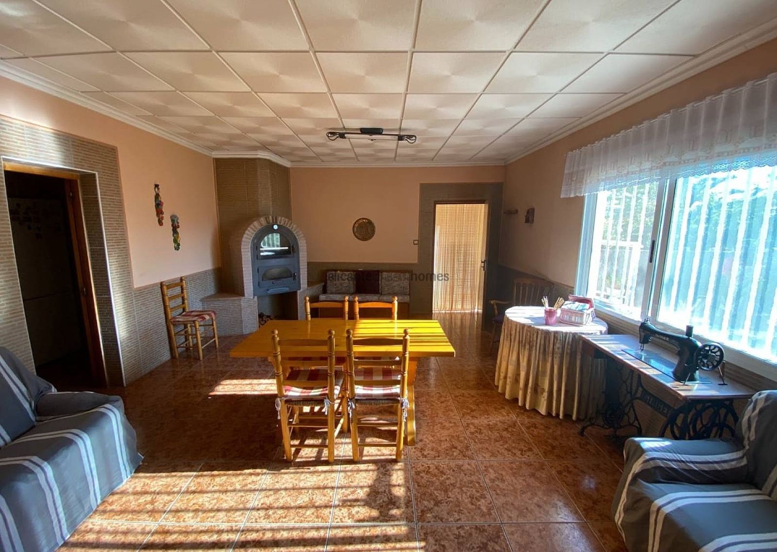 5 bedroom Villa for sale in Sax with pool garage - € 299,995 (Ref: 9191383)