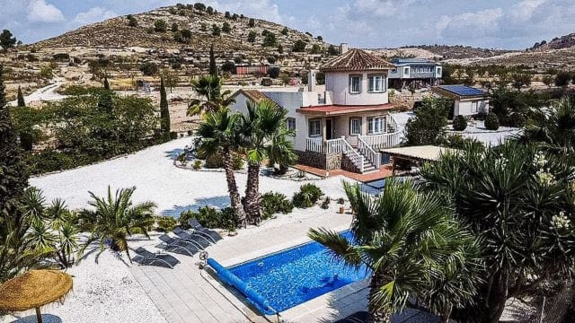 5 bedroom Villa for sale in Pinoso with pool - € 425,000 (Ref: 9191742)