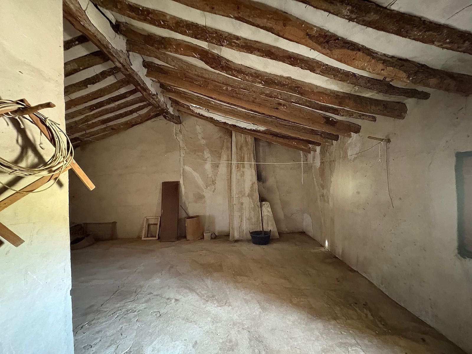 6 bedroom Semi-detached Villa for sale in Pinoso with garage - € 85,000 (Ref: 9196943)