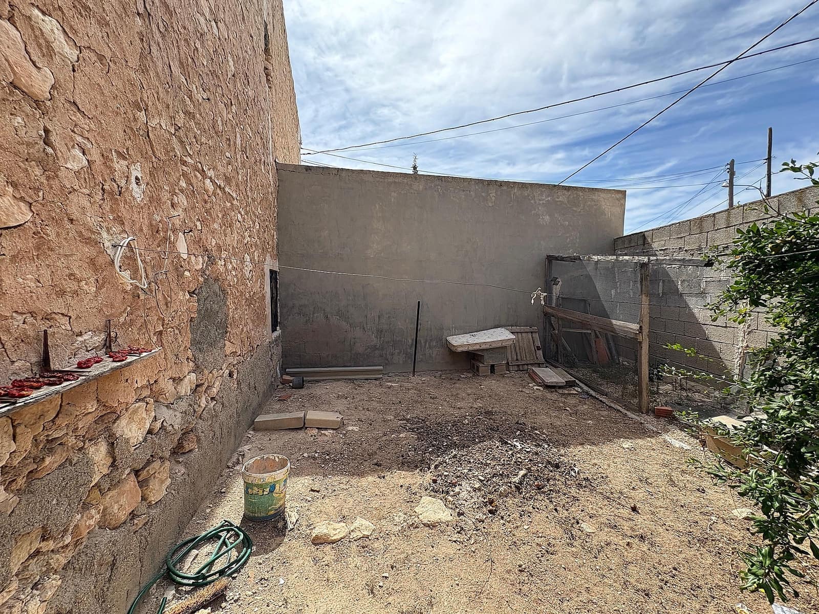 6 bedroom Semi-detached Villa for sale in Pinoso with garage - € 85,000 (Ref: 9196943)