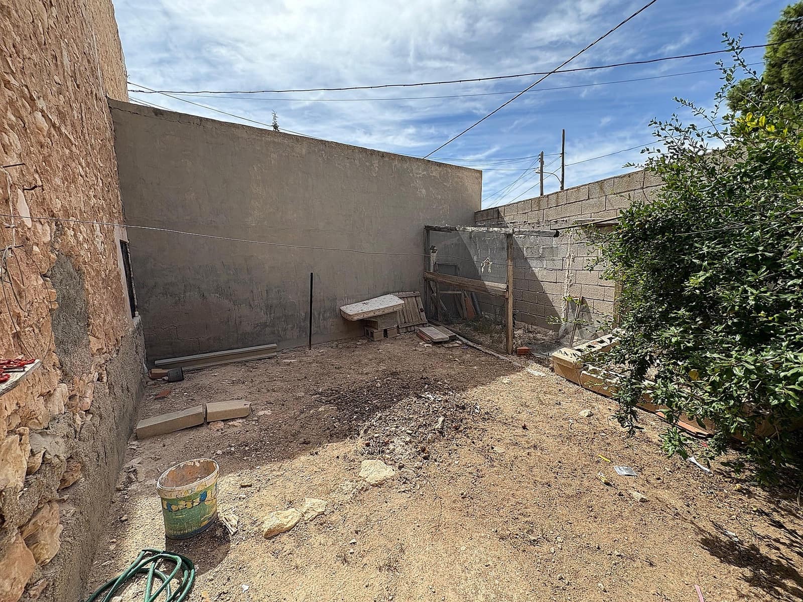 6 bedroom Semi-detached Villa for sale in Pinoso with garage - € 85,000 (Ref: 9196943)