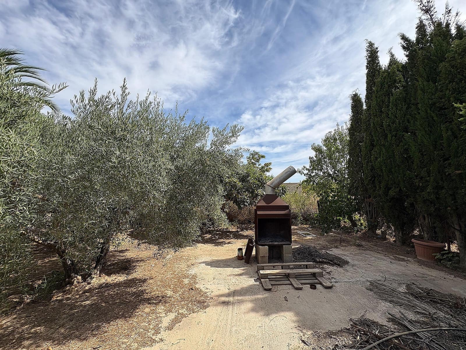 6 bedroom Semi-detached Villa for sale in Pinoso with garage - € 85,000 (Ref: 9196943)