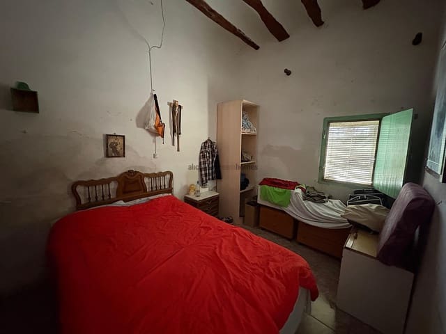 Pareado de 6 habitaciones en Pinoso en venta con garaje - 85.000 € (Ref: 9196943)