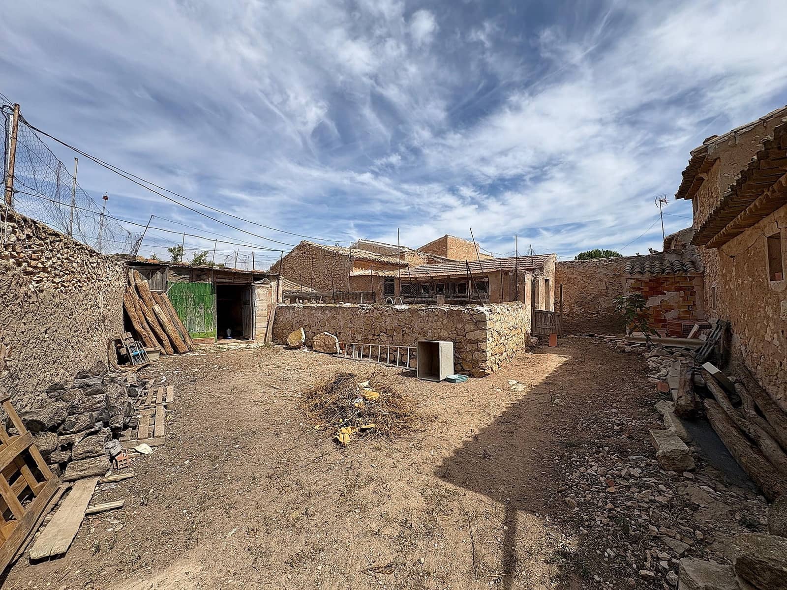 6 soverom Kjedet enebolig til salgs i Pinoso med garasje - € 85 000 (Ref: 9196943)