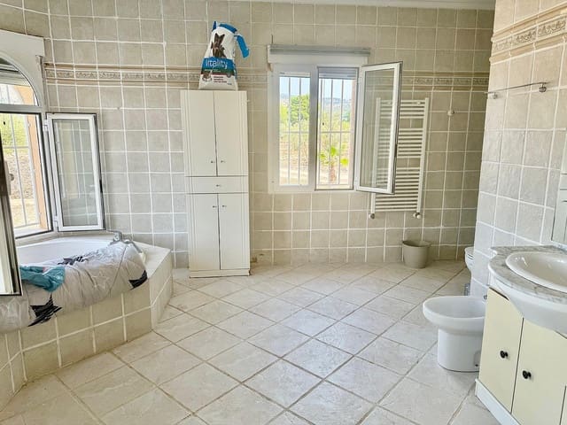 3 bedroom Villa for sale in Onil with garage - € 498,000 (Ref: 9203062)