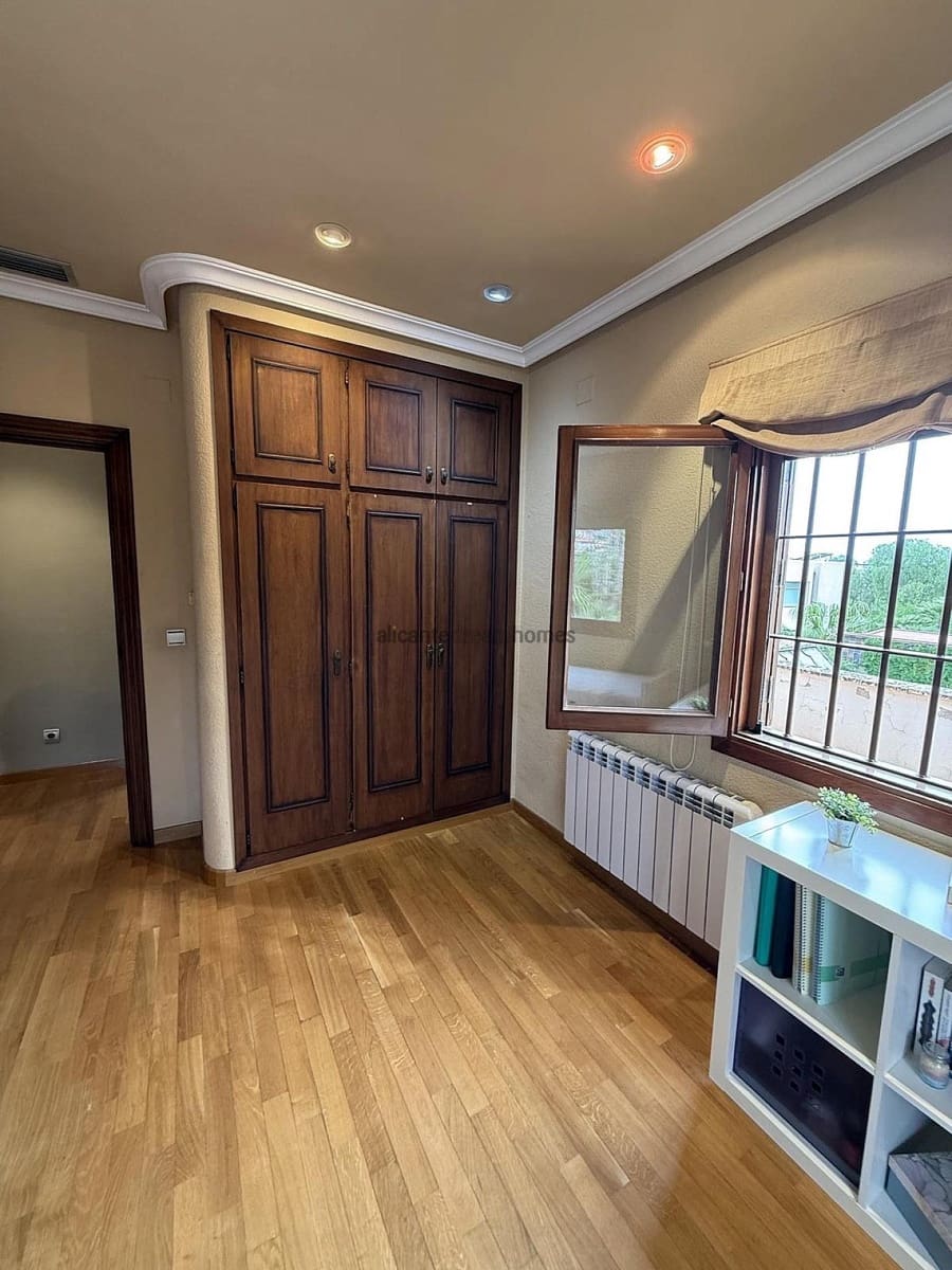 4 chambre Villa/Maison à vendre à Elda avec garage - 385 000 € (Ref: 9231918)