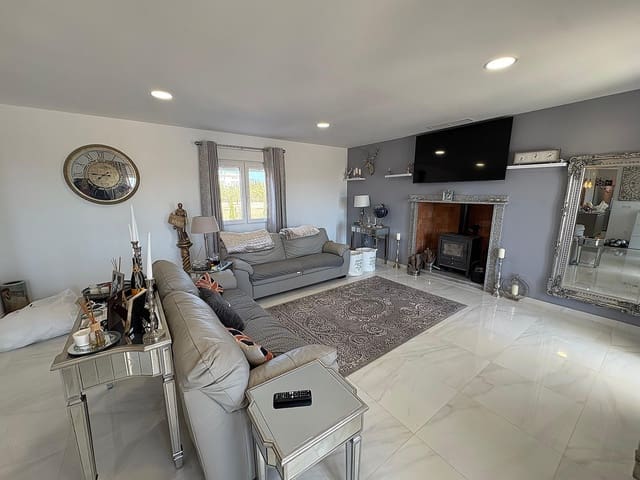 4 bedroom Villa for sale in Pinoso with pool garage - € 449,000 (Ref: 9237723)