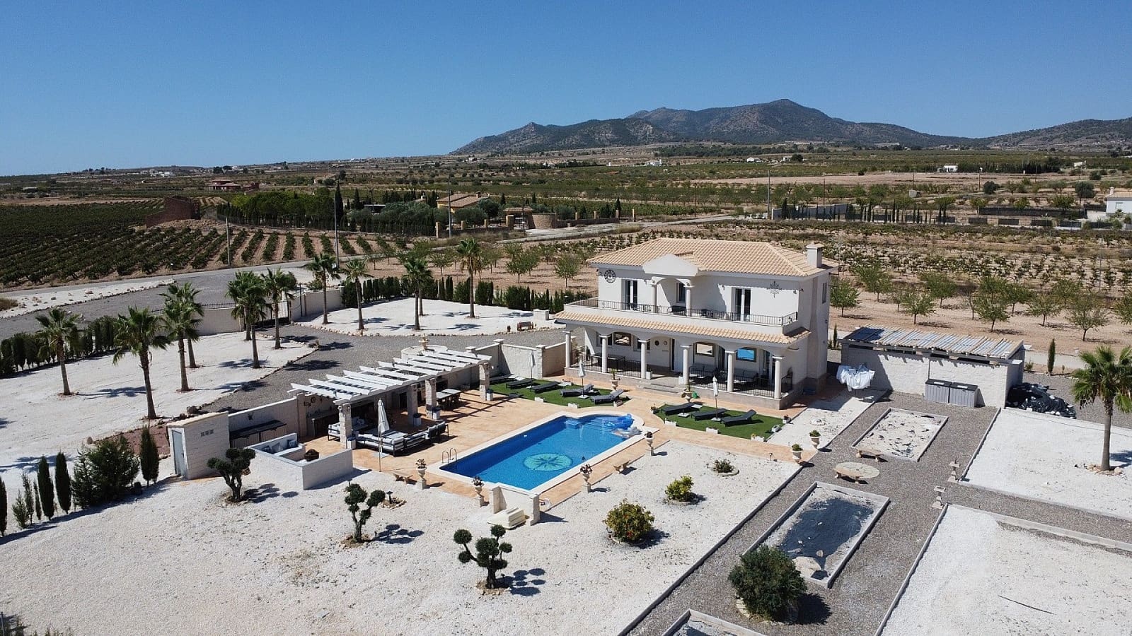 4 bedroom Villa for sale in Pinoso with pool garage - € 449,000 (Ref: 9237723)