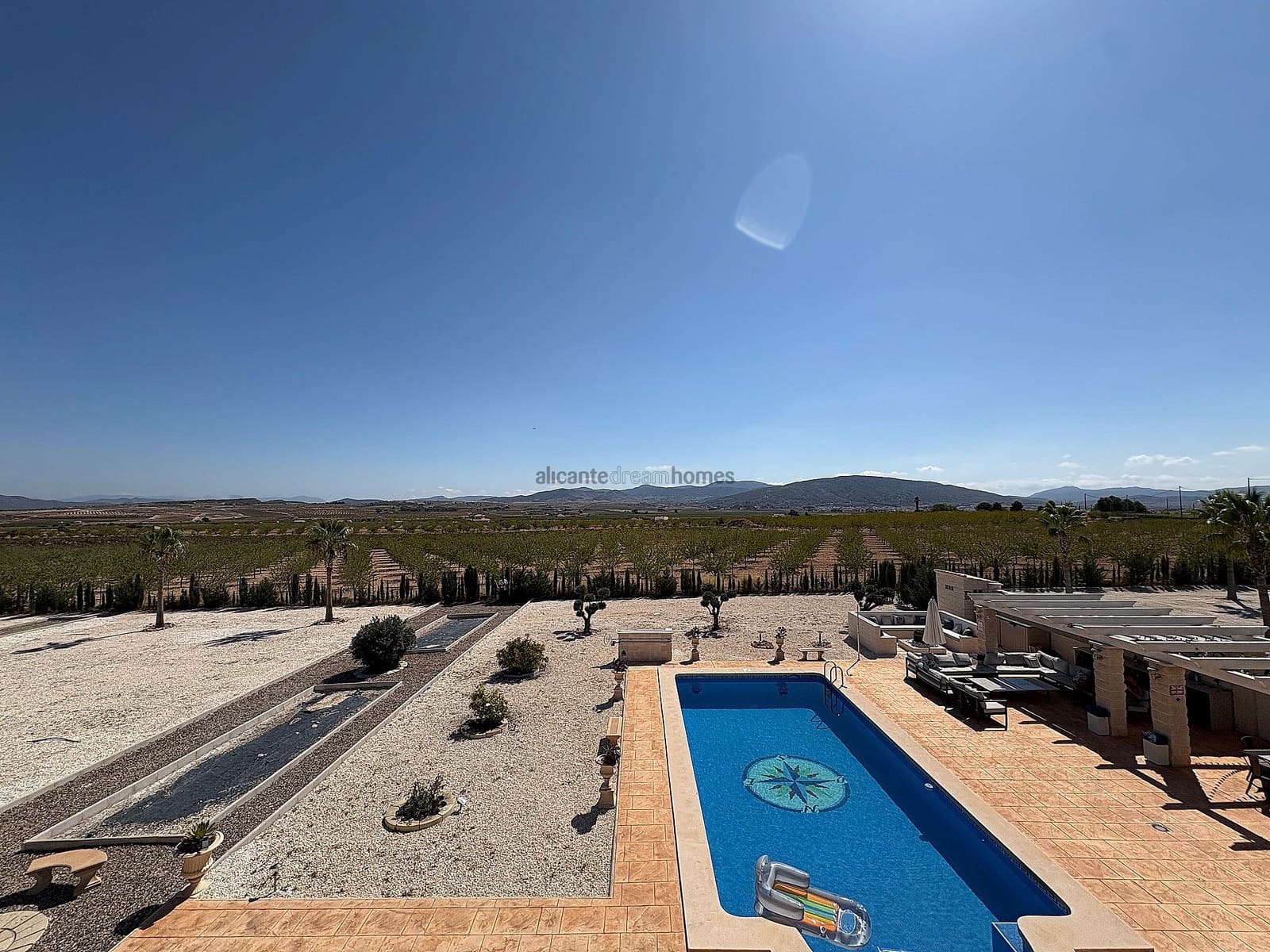 4 soveværelse Villa til salg i Pinoso med swimmingpool garage - € 449.000 (Ref: 9237723)