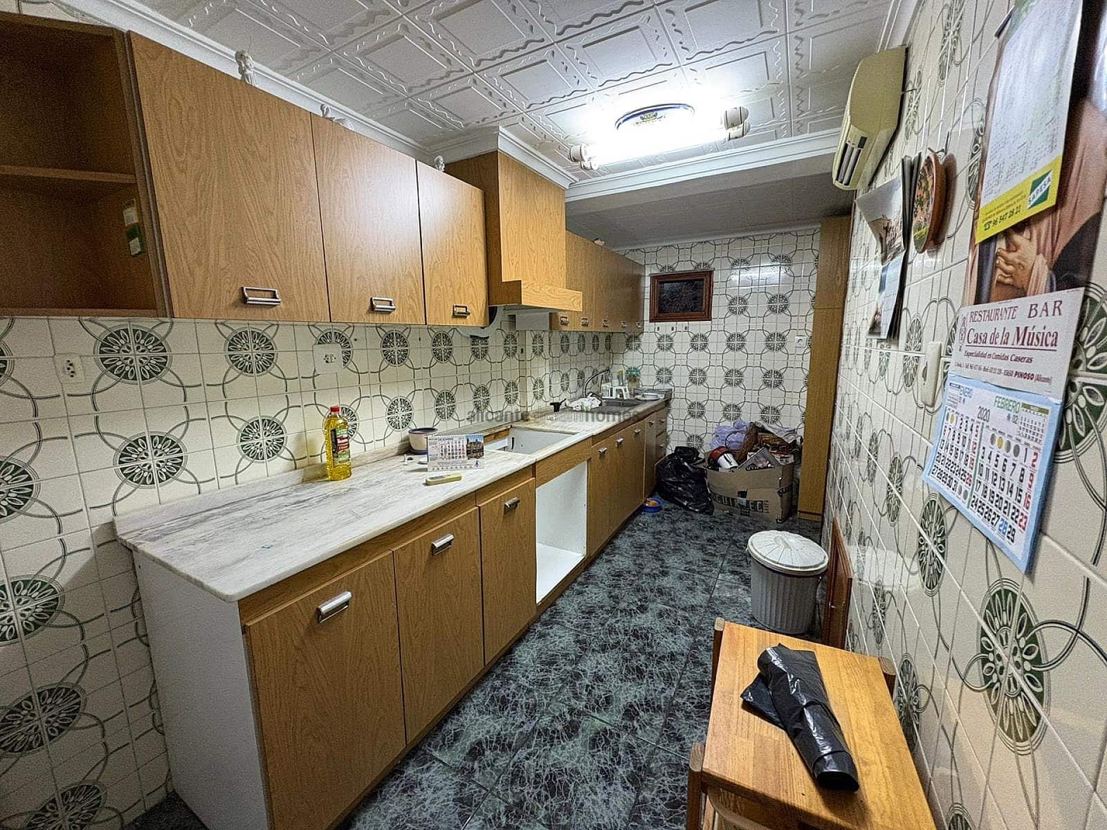 Casa de 5 habitaciones en Pinoso en venta con garaje - 59.995 € (Ref: 9282790)