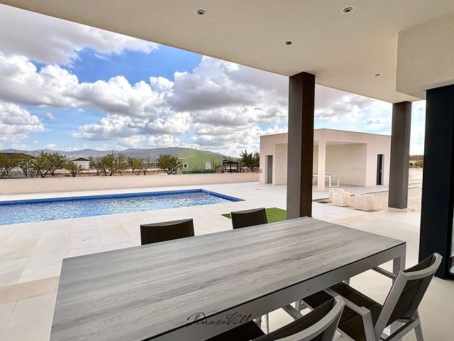 Chalet de 3 habitaciones en Pinoso en venta con piscina garaje - 575.000 € (Ref: 9317161)